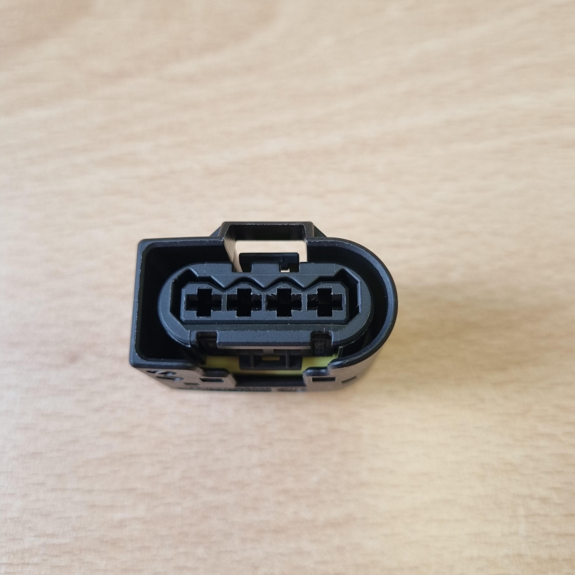 CON-823 4 way LK connector