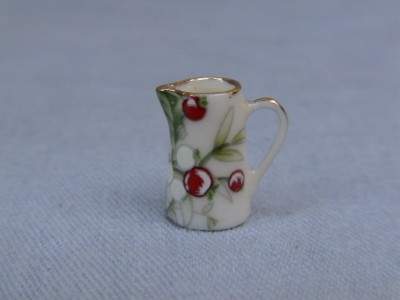 Xmas Holly 13mm Jug                                                                                                                                                                                                                                            
