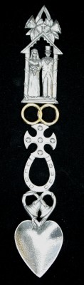 WEDL2 Large wedding lovespoon with gold rings