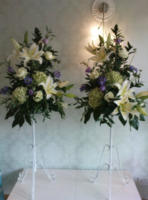 Wedding pedestals for flower arrangemants