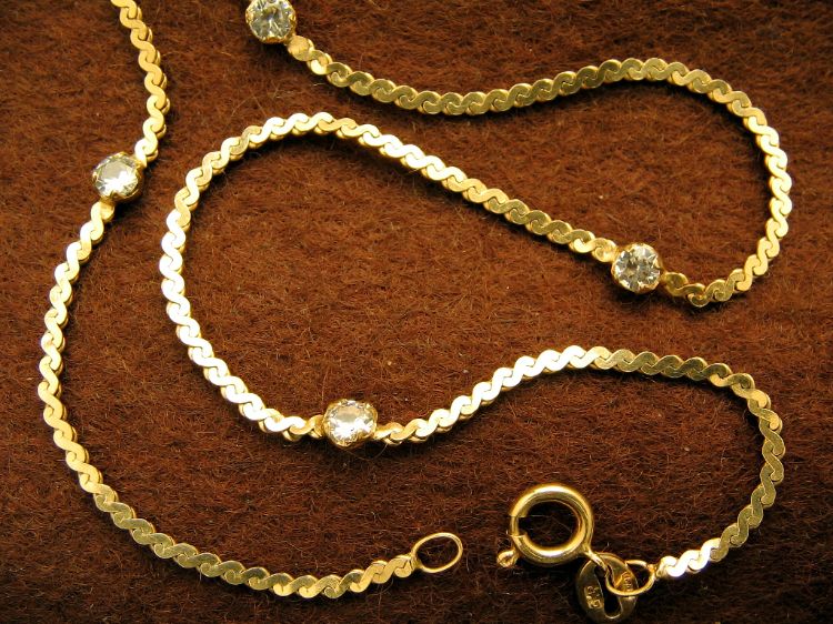 9ct Yellow Gold S-link Necklace With 6 White Cubic Zirconia Stones                                                                                                                                                                                             