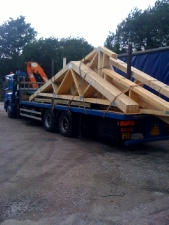 VEHICLE ADAPTED TO CARRY ROOF TRUSSES