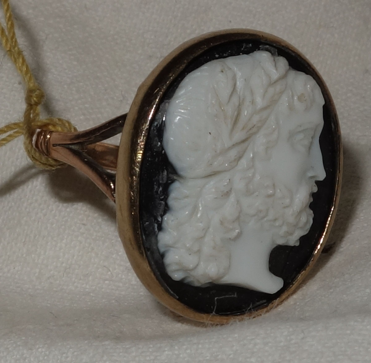 Ring 9ct carved Onyx Cameo