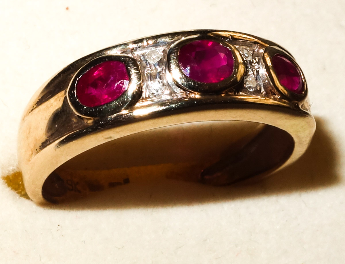 Ring 9ct 3-stone ruby with 4 diamonds