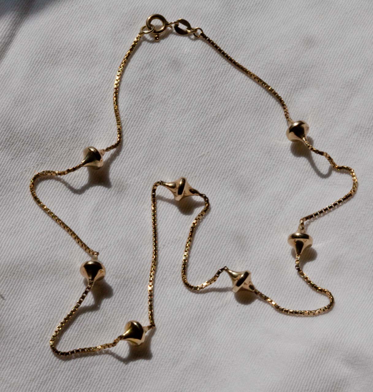 Chain 9 ct box with spinning top motifs