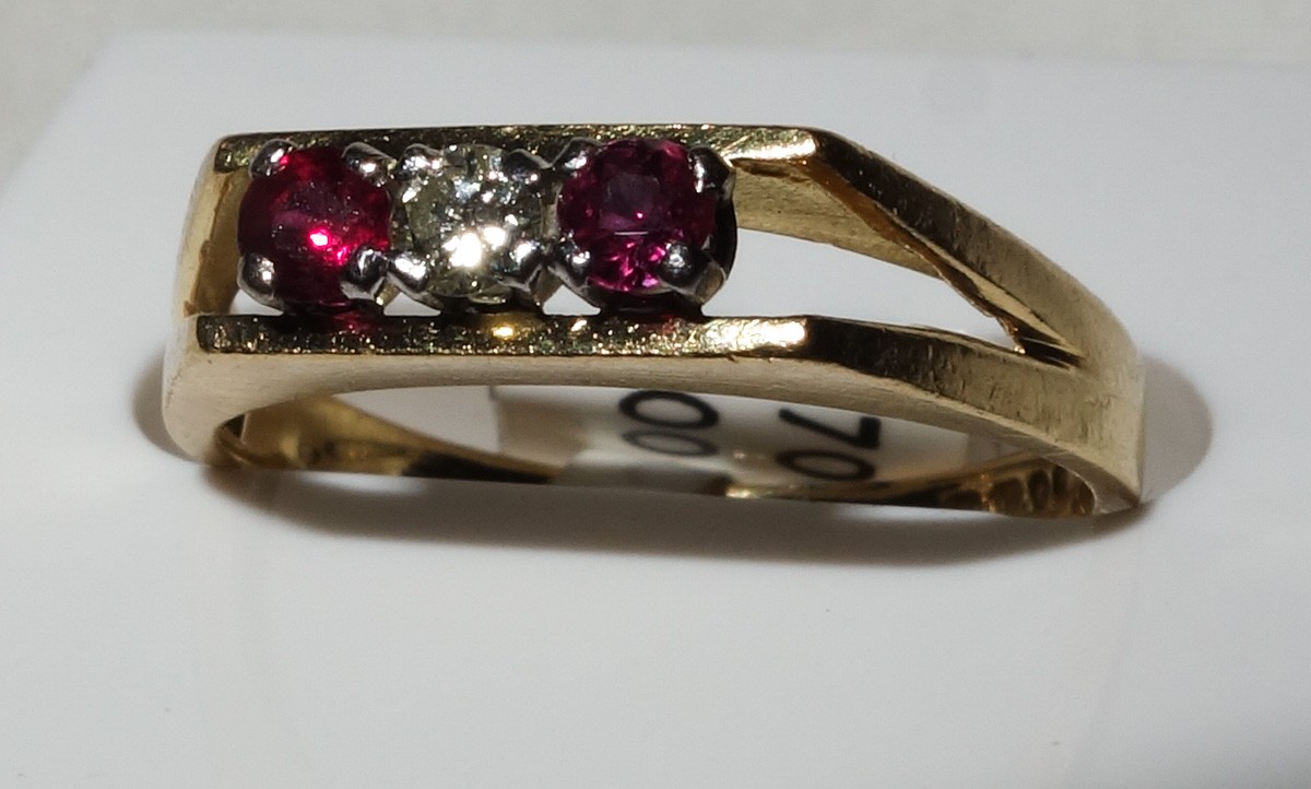 Ring 18 ct  with 2 rubies and 1 diamond