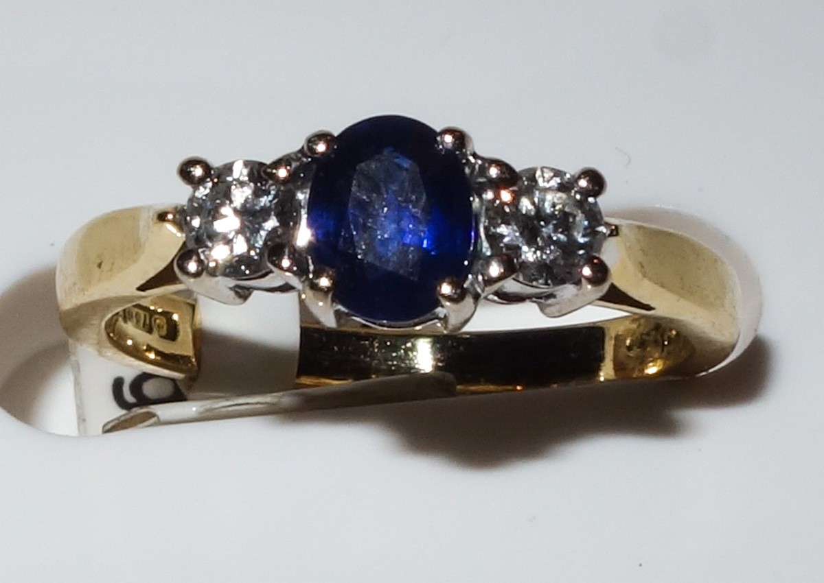 Ring 18ct oval sapphire and 2 diamonds