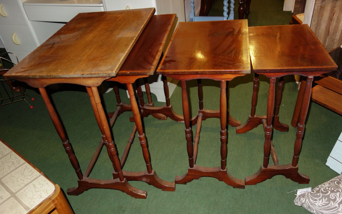 Nest of 4 Edwardian Mahohany Tables tables