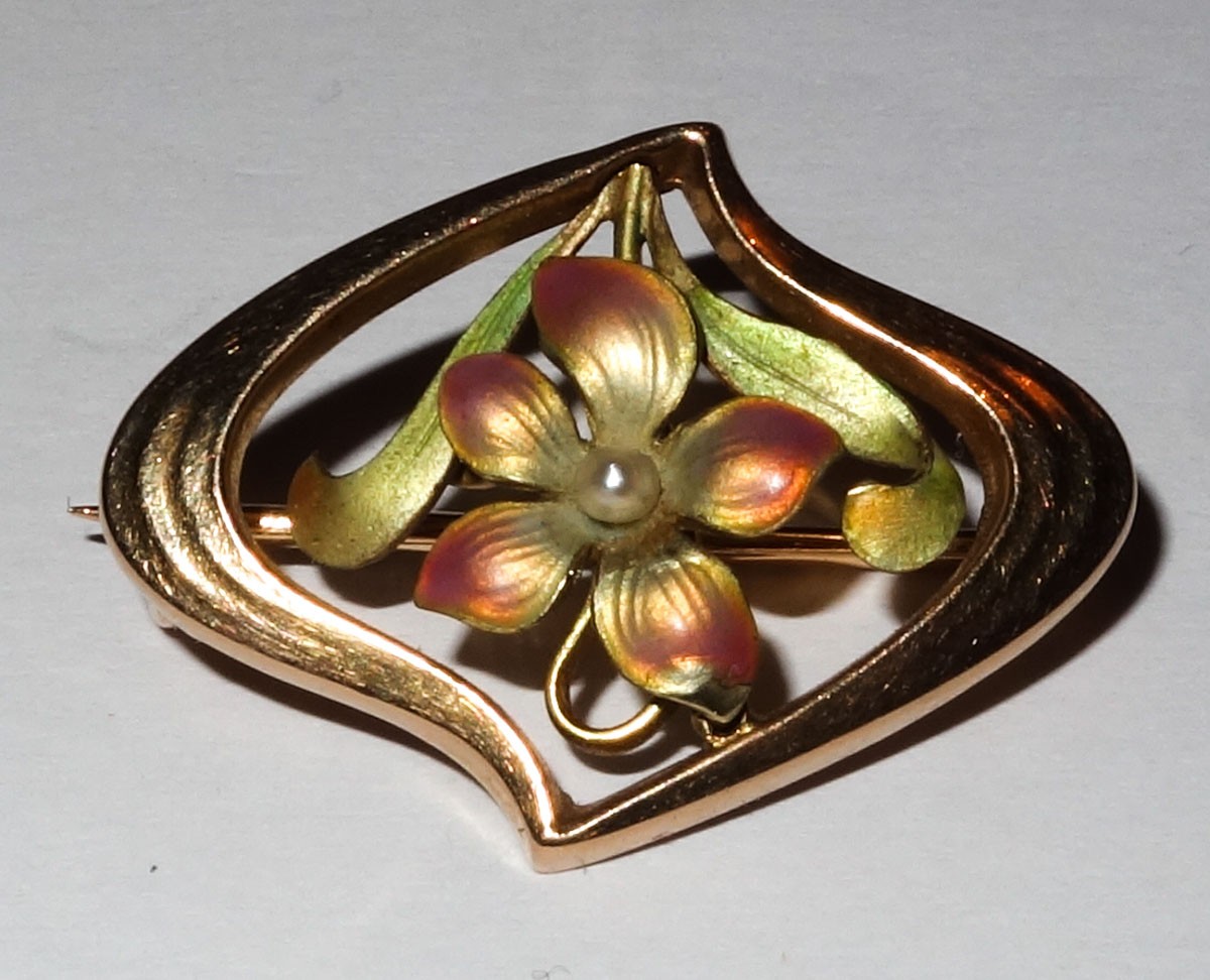 Brooch 15ct Art Nouveau enamelled c1900-1910