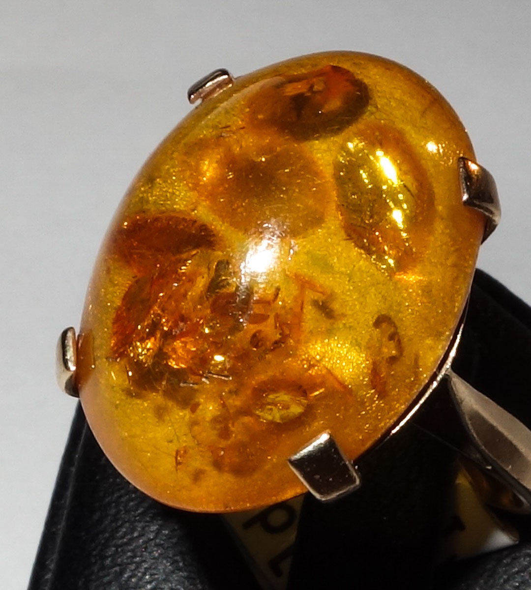 Ring Vintage 9 Ct Gold and amber