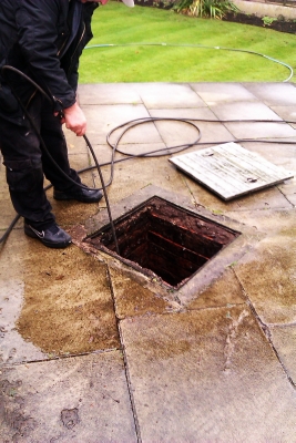 Drain unblocking using high pressure drain rods