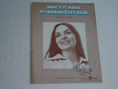 CRYSTAL GAYLE      AUTOGRAPH on sheet music    BROWN EYES BLUE