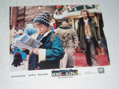 JOE PESCI      AUTOGRAPH on great Film Photograph