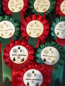 10 Red/Green Christmas rosettes with white centre