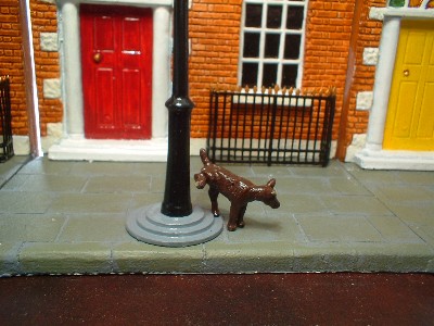 SMALL DOG SUPPORTIG LAMPOST (dog only)
