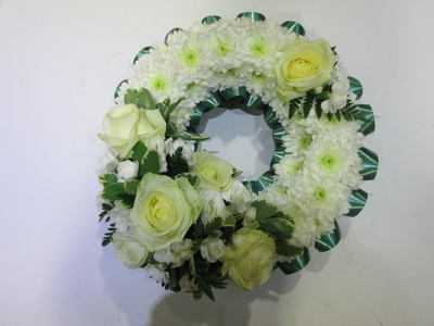 EPF25 Green and White Wreath
