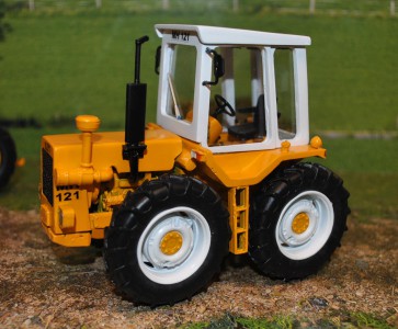 1/32 121 Tractor White Wheels , Uh Based                                                                                                                                                                                                                   
